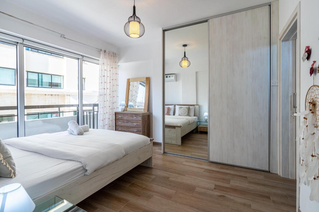 Berries 1-Br Apt In Larnaca Bagian luar foto