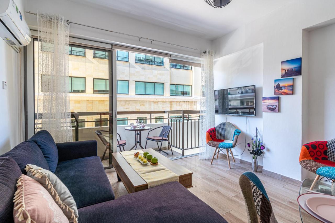 Berries 1-Br Apt In Larnaca Bagian luar foto