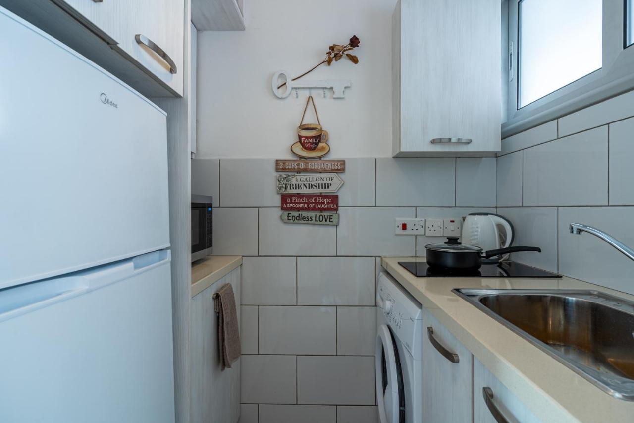 Berries 1-Br Apt In Larnaca Bagian luar foto