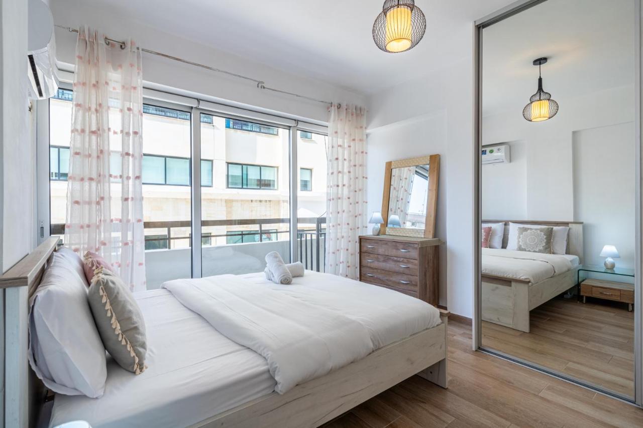 Berries 1-Br Apt In Larnaca Bagian luar foto