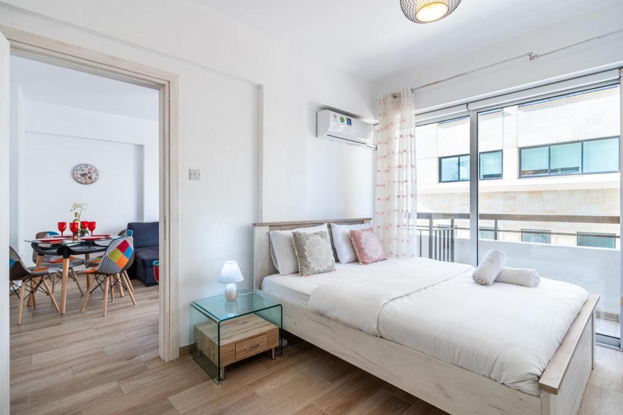 Berries 1-Br Apt In Larnaca Bagian luar foto