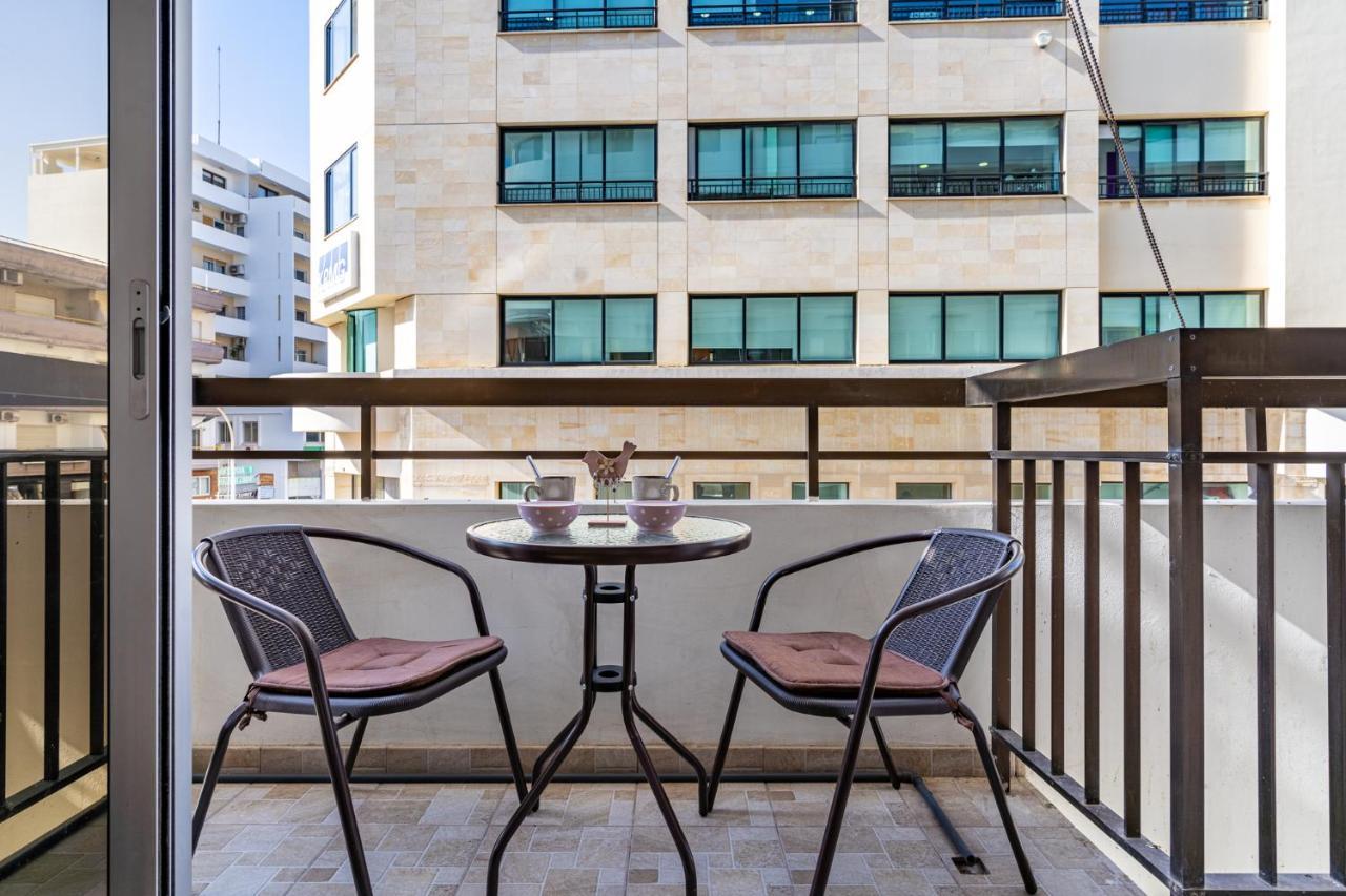 Berries 1-Br Apt In Larnaca Bagian luar foto