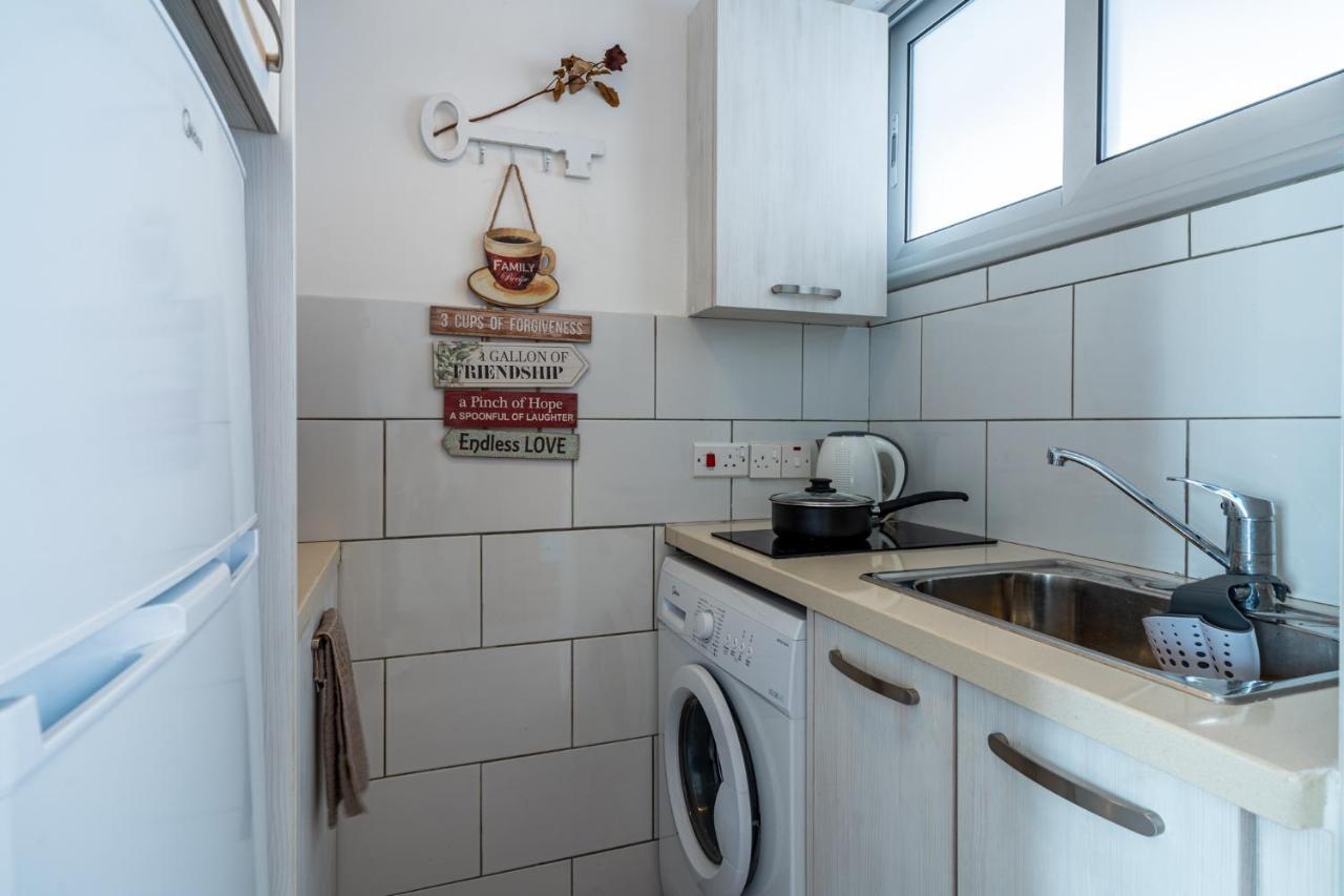 Berries 1-Br Apt In Larnaca Bagian luar foto